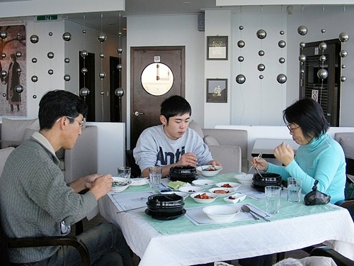 해장국을 먹던 노리코씨가 한국음식이 입에 맞아 이곳에서 살고 싶단다 